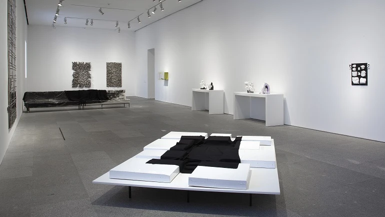 Vista de sala de la exposición. Rosemarie Trockel. un cosmos, 2012 