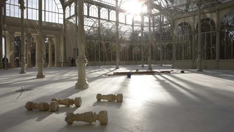 Vista de sala de la exposición. Joëlle Tuerlinckx. Crystal Times. Reflexión sin sol/Proyecciones sin objeto, 2009