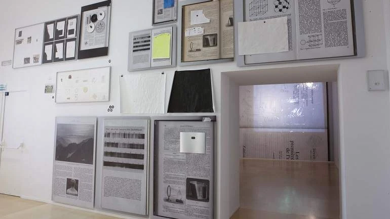 Vista de sala de la exposición. Joëlle Tuerlinckx. Crystal Times. Reflexión sin sol/Proyecciones sin objeto, 2009