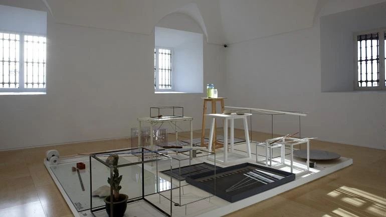 Vista de sala de la exposición. Joëlle Tuerlinckx. Crystal Times. Reflexión sin sol/Proyecciones sin objeto, 2009