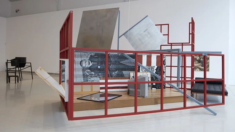 Vista de sala de la exposición. Txomin Badiola. Otro Family Plot, 2016