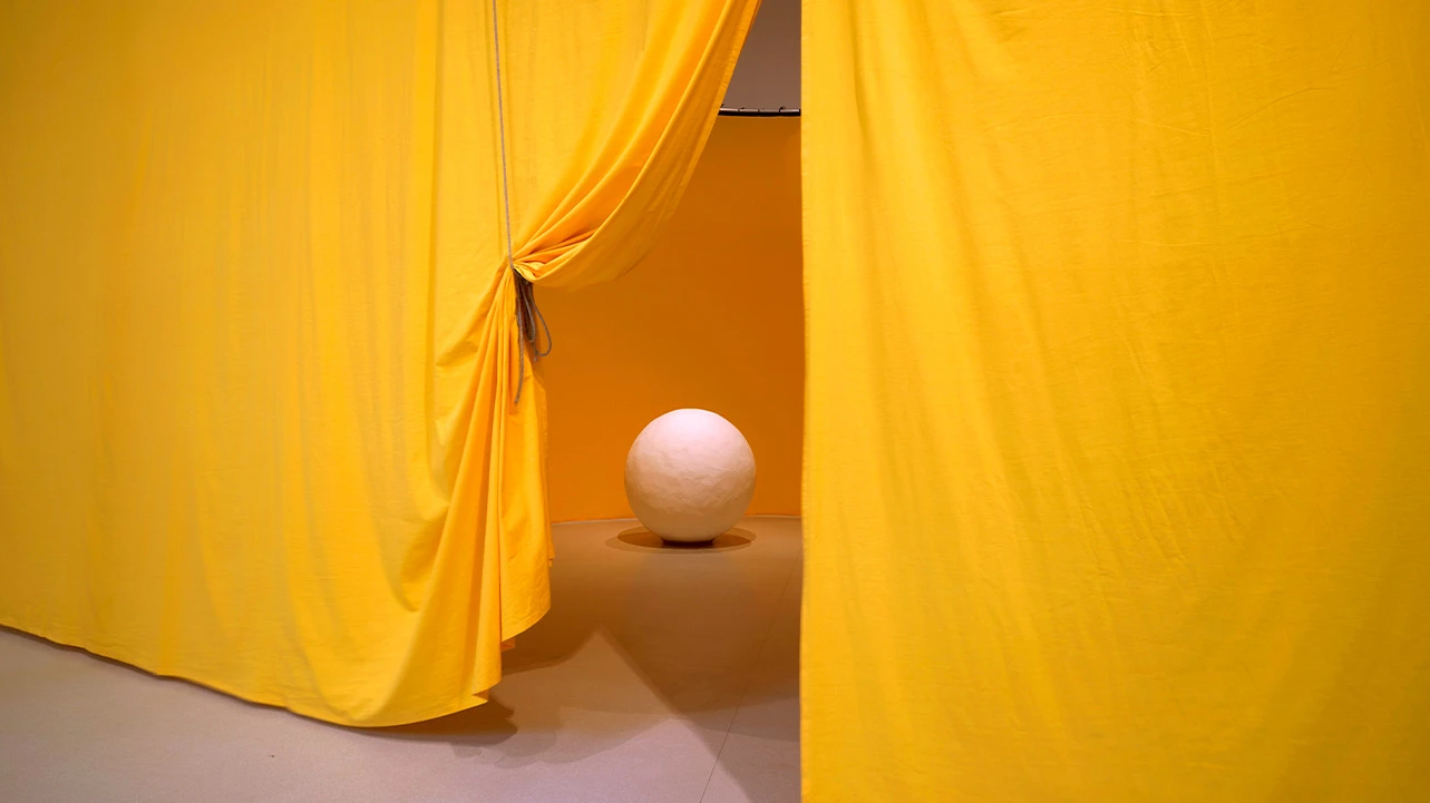 Vista de la exposición Ulla von Brandenburg. Espacios de una secuencia, Museo Reina Sofía, 2023