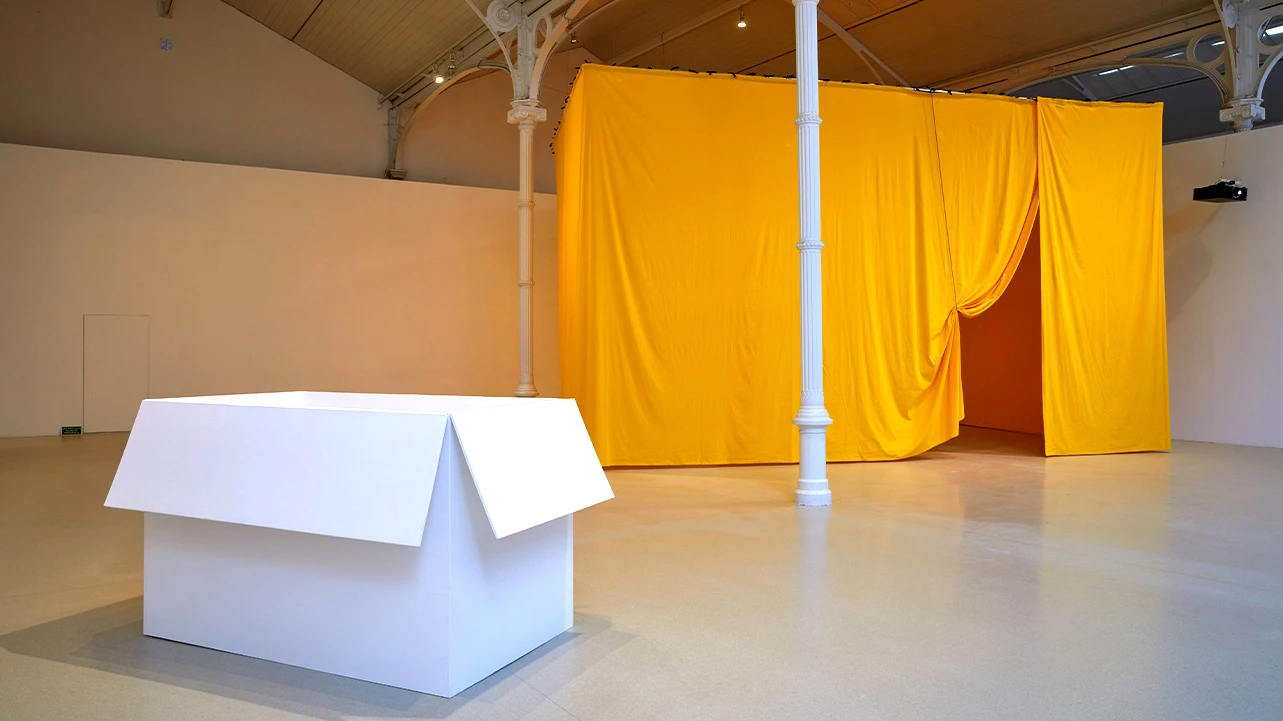 Vista de la exposición Ulla von Brandenburg. Espacios de una secuencia, Museo Reina Sofía, 2023