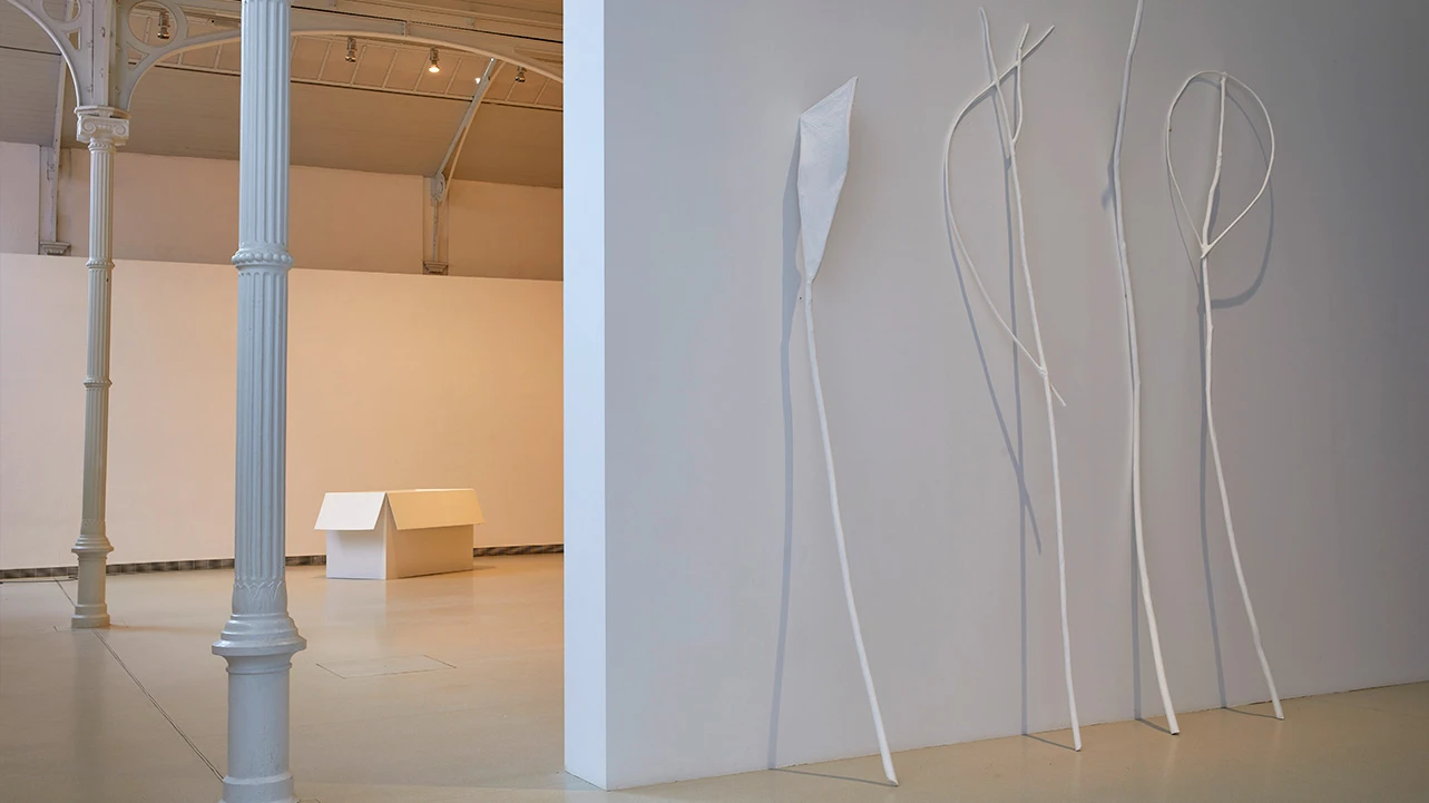 Vista de la exposición Ulla von Brandenburg. Espacios de una secuencia, Museo Reina Sofía, 2023