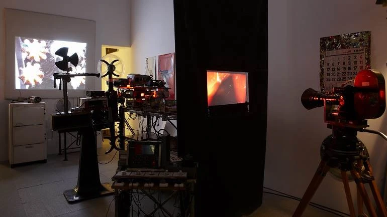 Vista de sala de la exposición. : desbordamiento de VAL DEL OMAR, 2010