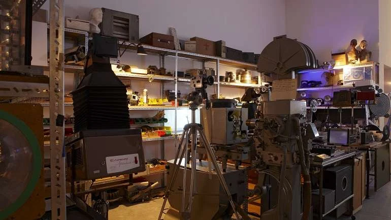 Vista de sala de la exposición. : desbordamiento de VAL DEL OMAR, 2010