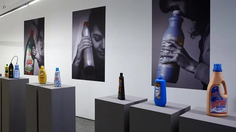 Vista de sala de la exposición. Eulàlia Valldosera. Dependencias, 2009