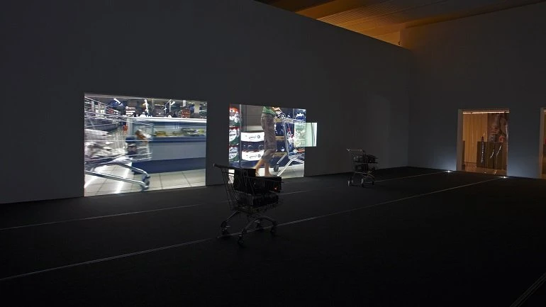 Vista de sala de la exposición. Eulàlia Valldosera. Dependencias, 2009
