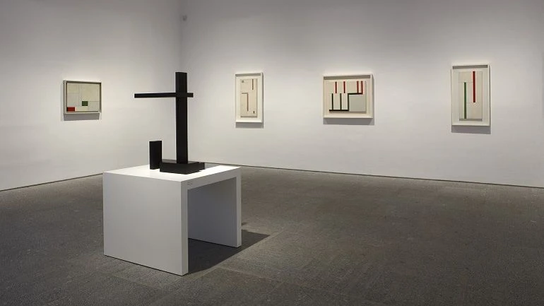 Vista de sala de la exposición. Georges Vantongerloo. Un anhelo de infinito, 2009