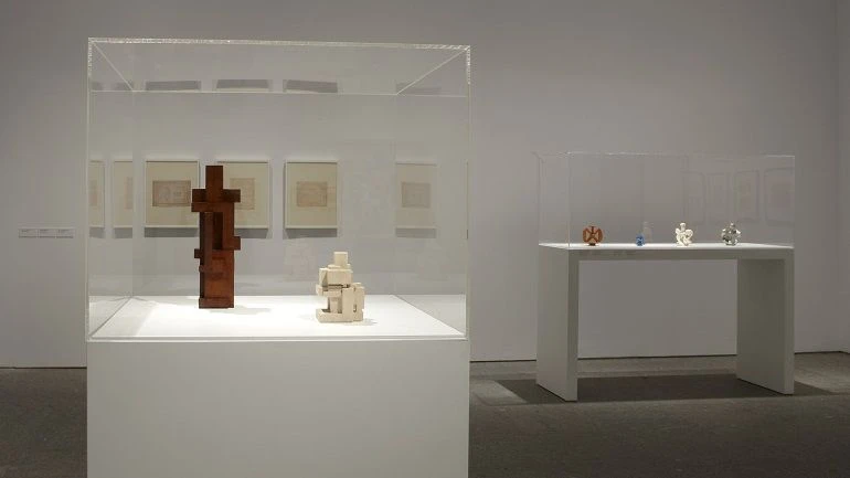 Vista de sala de la exposición. Georges Vantongerloo. Un anhelo de infinito, 2009