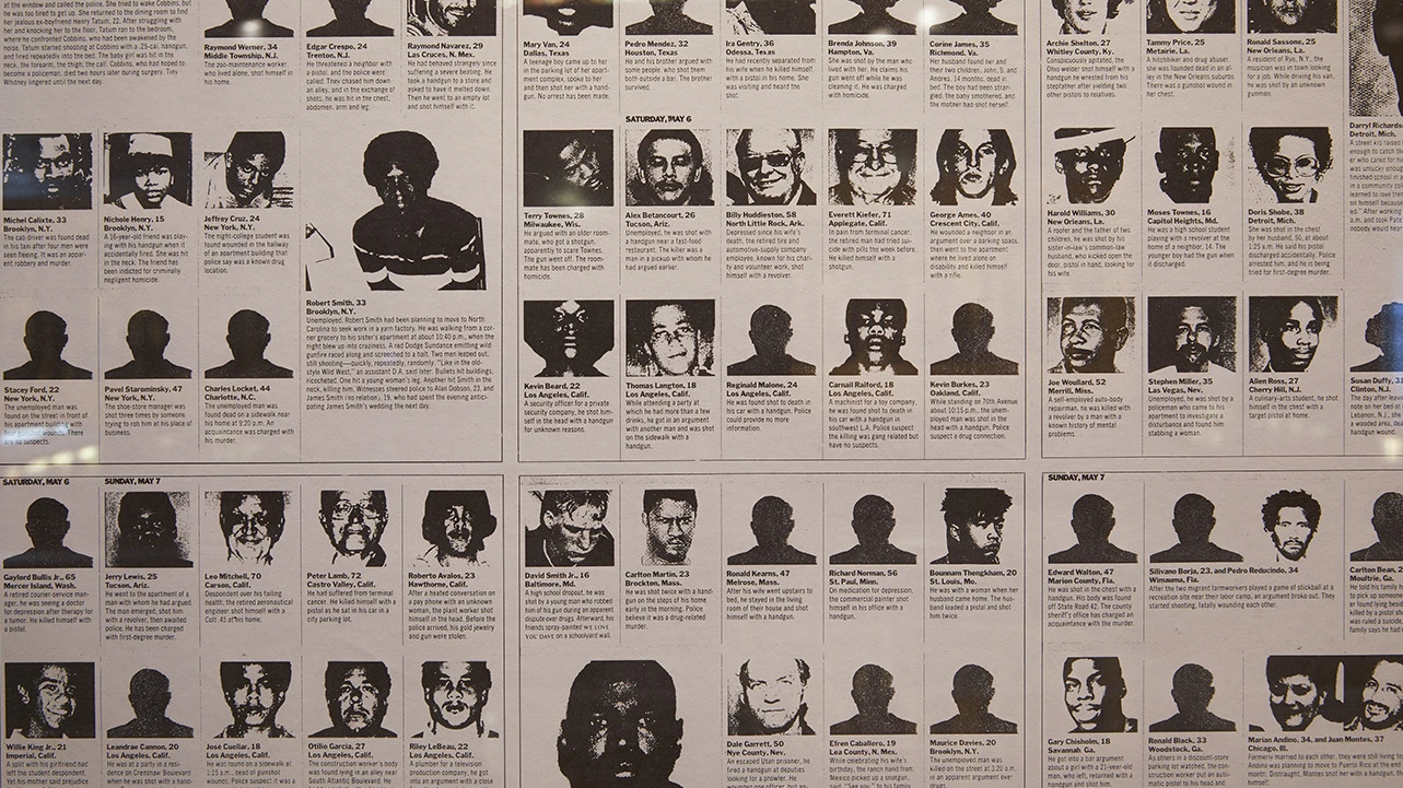 Vista de la muestra documental Violencia en la guerra y la paz, 2022