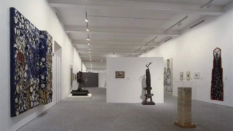 Vista de sala de la exposición. Visiones paralelas. Artistas modernos y arte marginal, 1993
