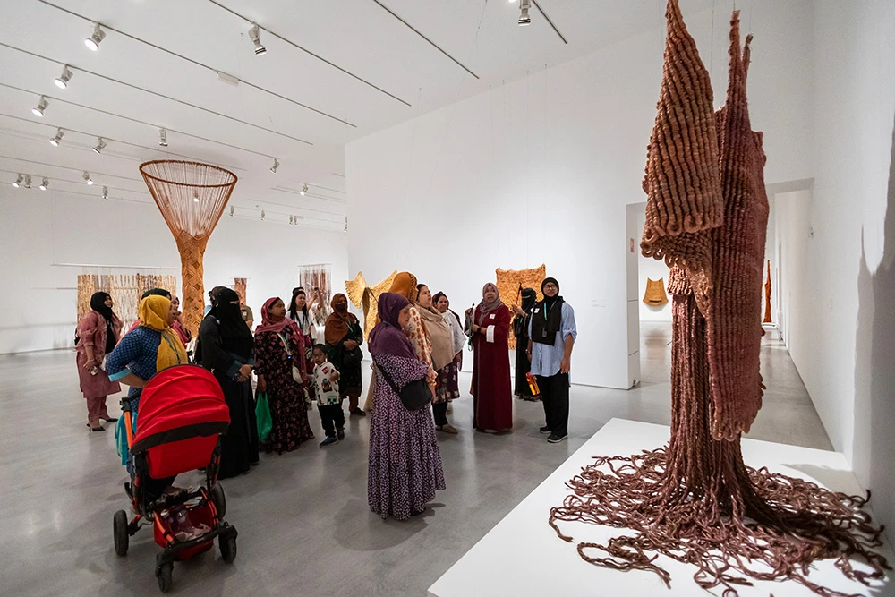 Mediación en bengalí de la exposición Aurèlia Muñoz. Entes durante el Picnic del barrio 2026. Mediadora: Sadia Mahfuz, Museo Reina Sofía. Fotografía: Sue Ponce