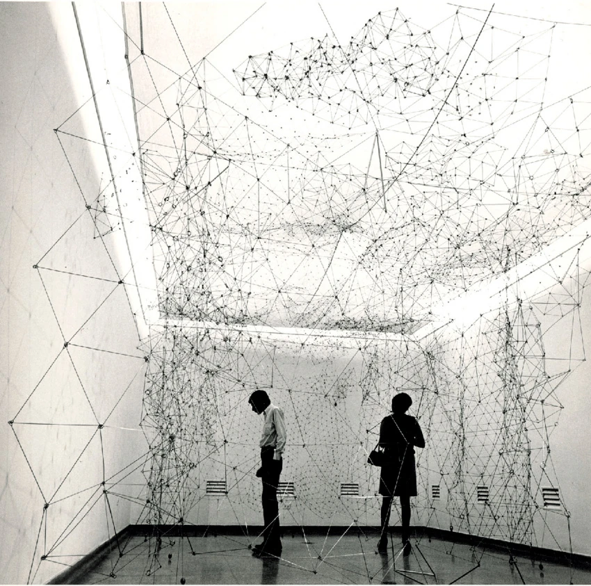 Personas alrededor de la obra Reticulárea (ambientación) de Gego (Gertrud Goldschmidt) en el Museo de Bellas Artes de Caracas en 1969