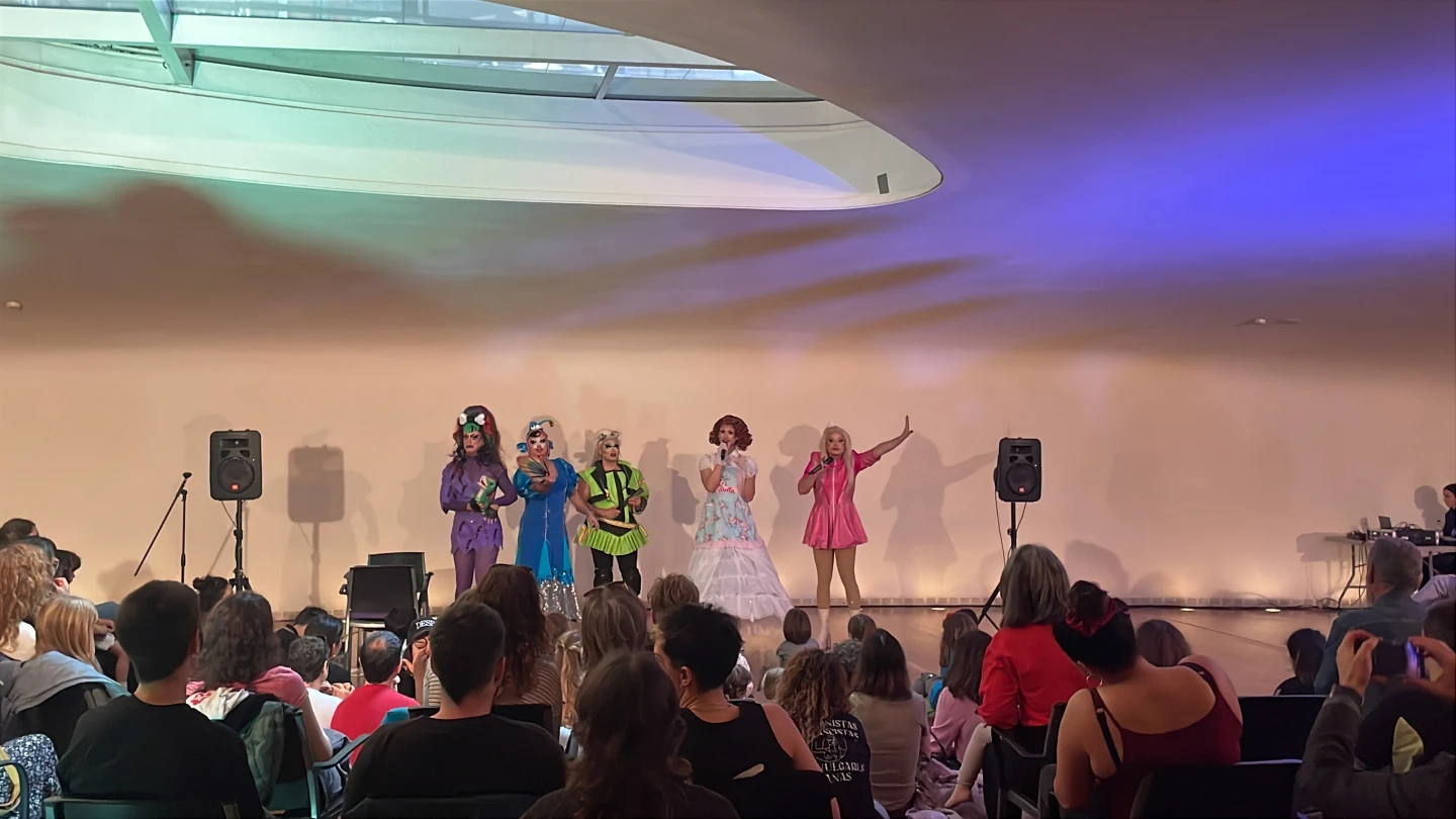 E.L. QUEER 3 Cuentacuentos Drag Story Hour, Museo Reina Sofía, 2025. Fotografía: Júlia Riola Hernández