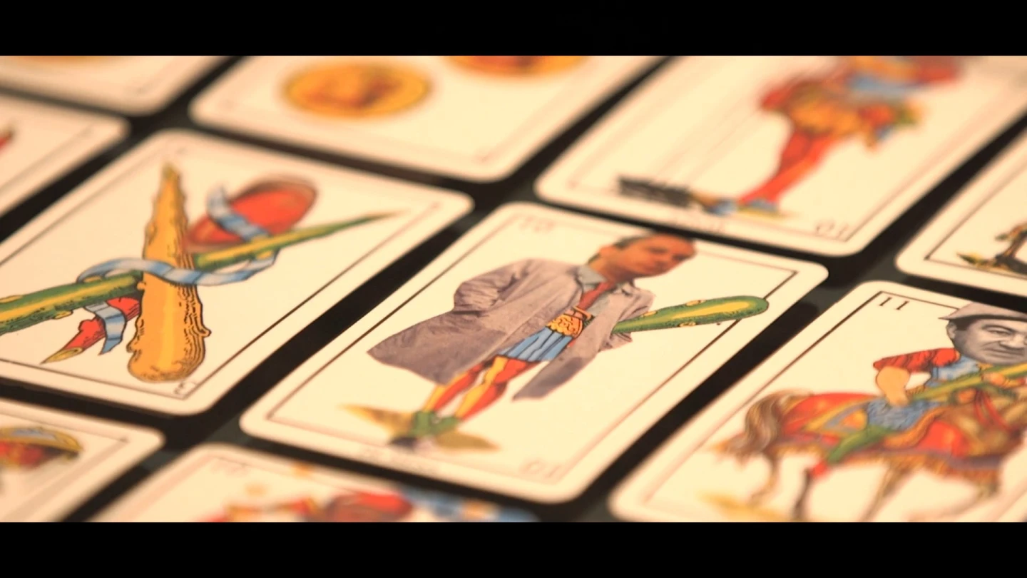 Fotograma del vídeo Las cartas sobre la mesa