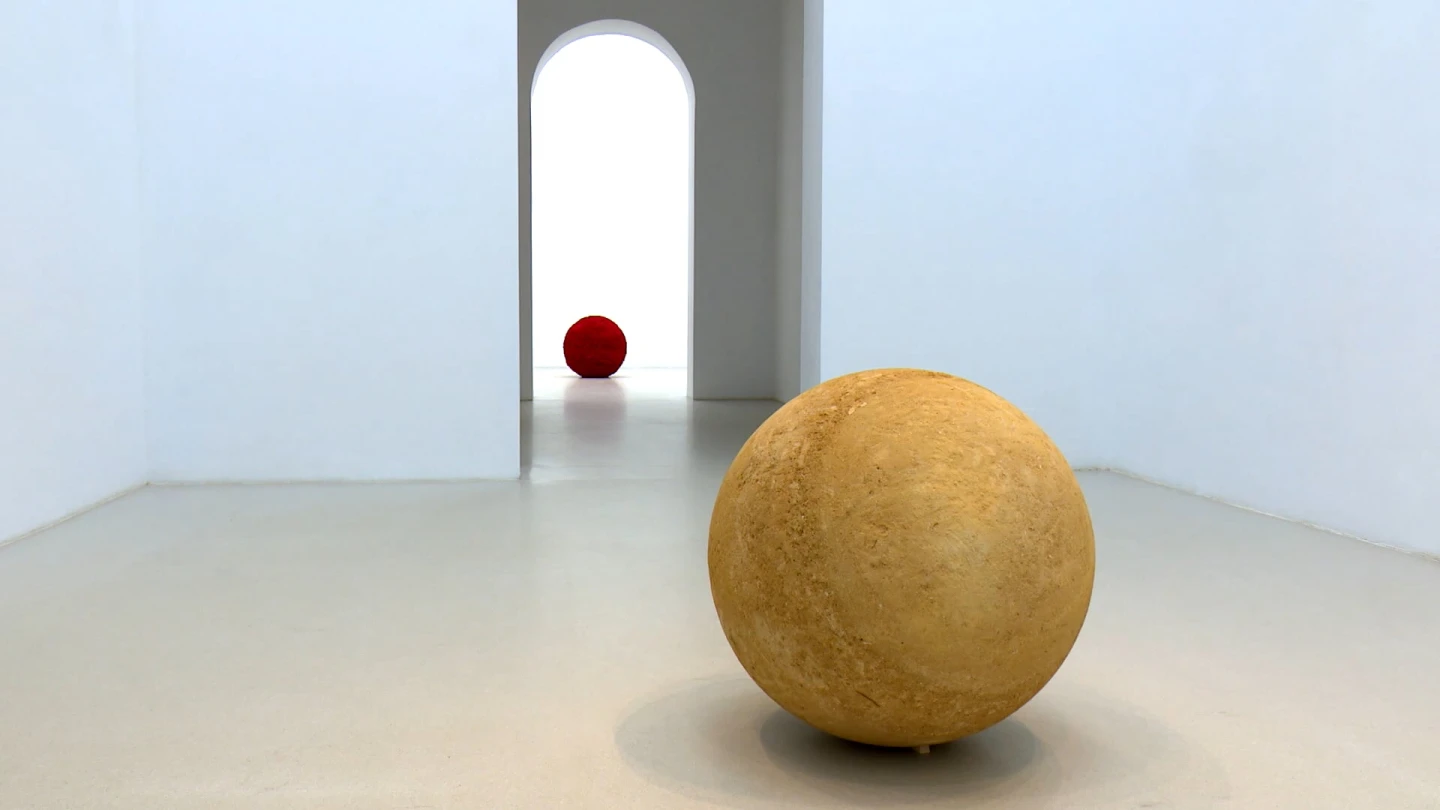 Fotograma del vídeo James Lee Byars. Perfecta es la pregunta