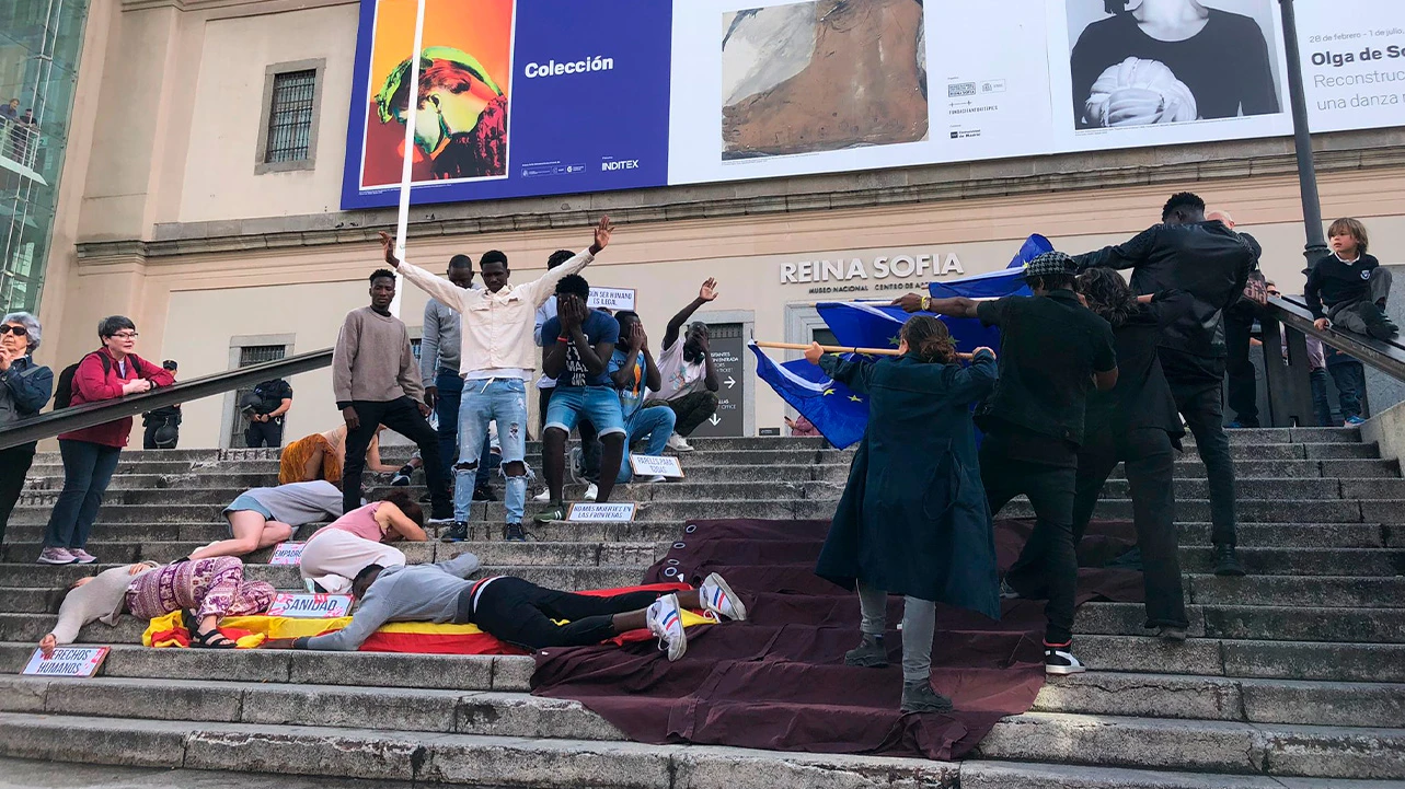 Performance by CCIC La Tortuga and Museo Situado collectives prior to Situated Voices 32. The EU Pact on Migration and Asylum. Welcoming and Providing Refuge: Daily Forms of Resistance to Immigrant Expulsion Laws. Photo: Sara Buraya Boned