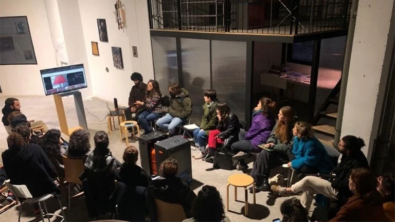 Encuentro de los artistas residentes de TEJA, Motasem Siam y Lara Salous, con las investigadoras de Tejidos Conjuntivos en Nave Oporto, Madrid, en febrero de 2024