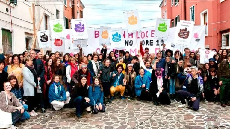 Participantes de la acción Biennalocene en Venecia, 2023