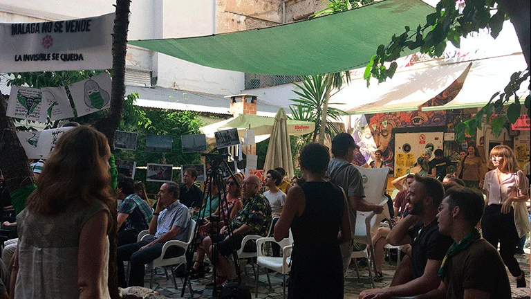Un grupo de personas en el patio de La invisible de Málaga en 2018