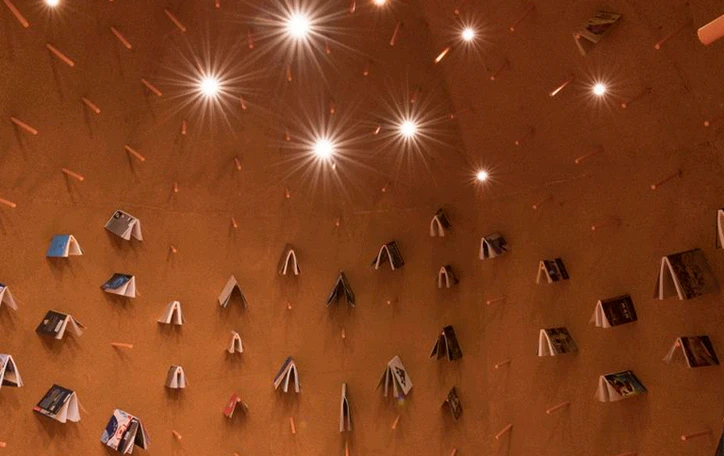 Vista de la exposición Al descubierto o a escondidas. La presencia rebelde de un futuro íntimo. MACBA, Barcelona, 2018. Fotografía: Roberto Ruiz