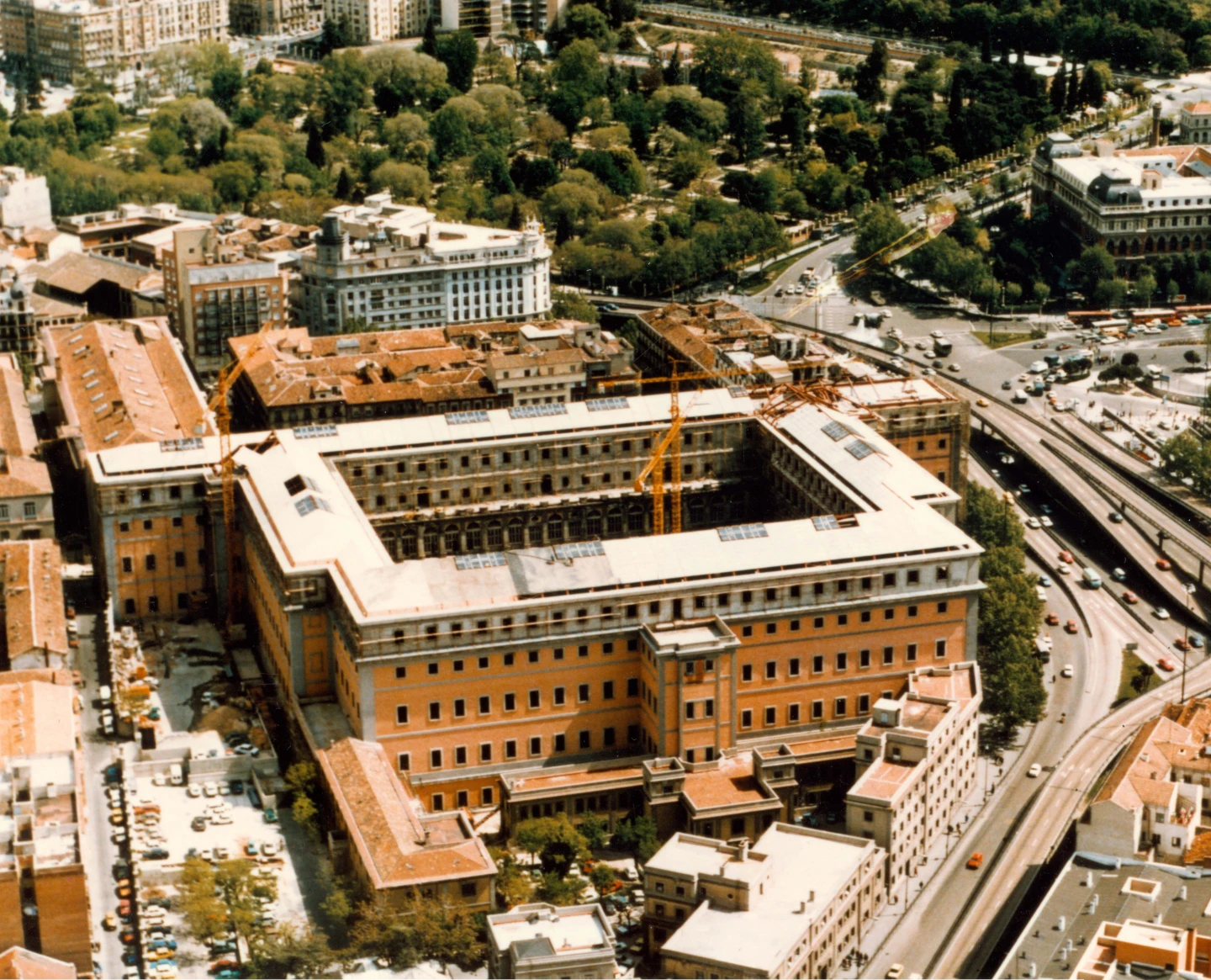 1986. Imágen aérea del edificio Sabatini, sede del actual Museo Reina Sofía