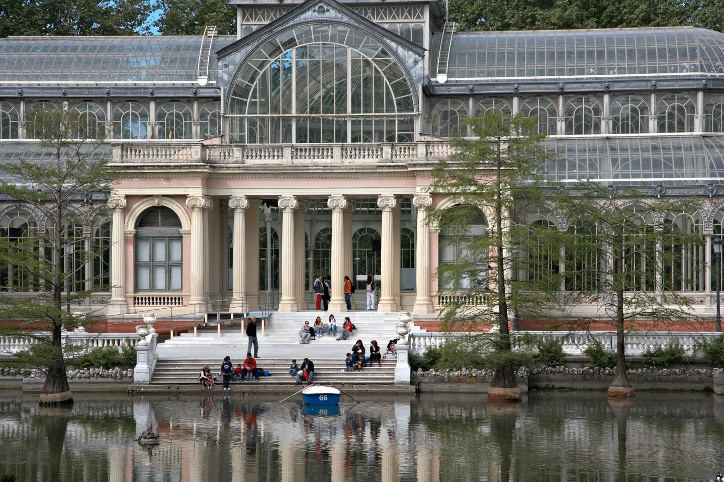 Details of the main façade of the Palacio de Cristal, 2023