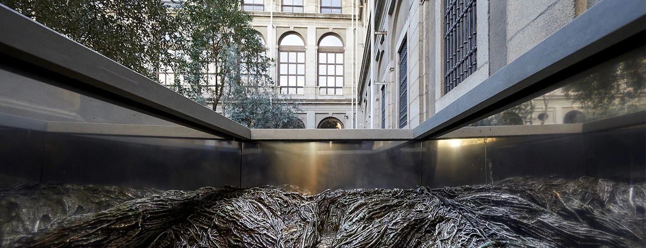Vista desde dentro de la obra Pozo V (III) de Cristina Iglesias en el jardín del Museo Reina Sofía