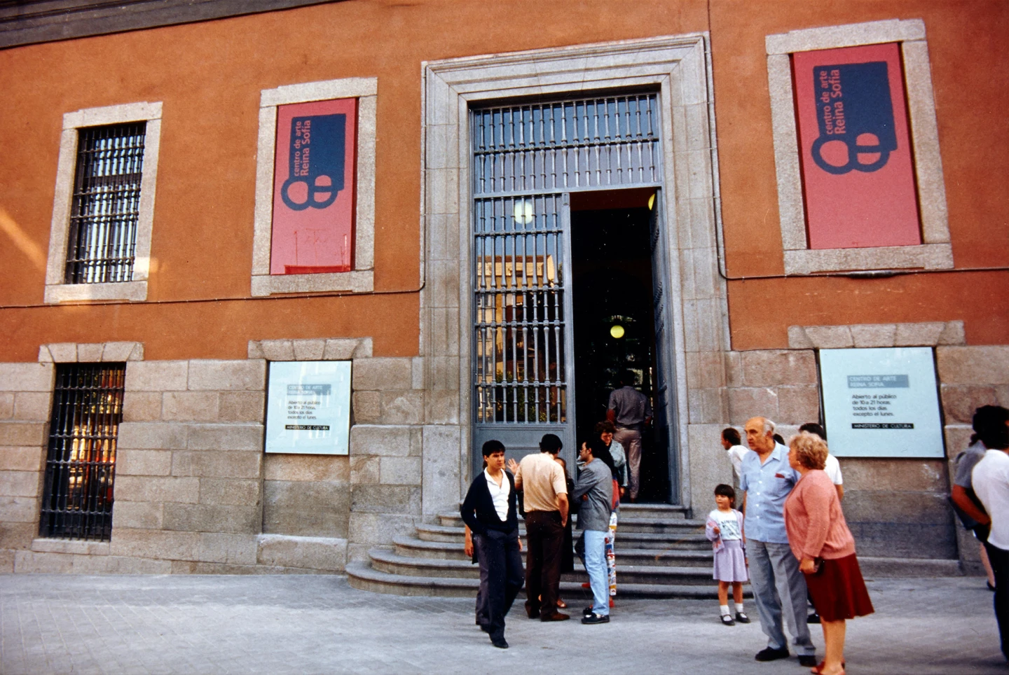 Vista de la entrada principal al Centro de Arte Reina Sofía
