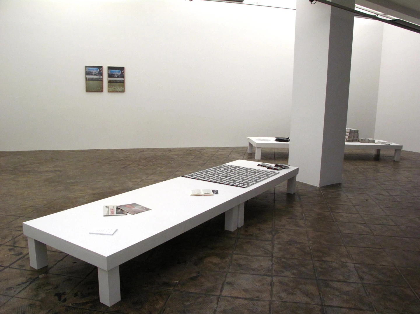AD06012_003
