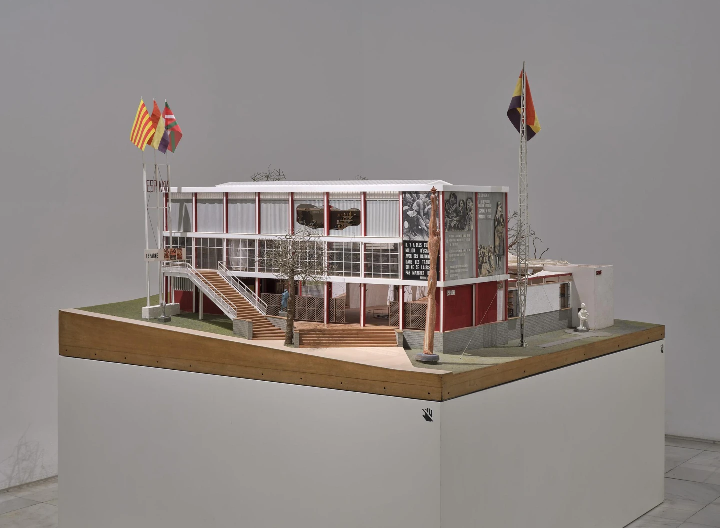 AS11702_003