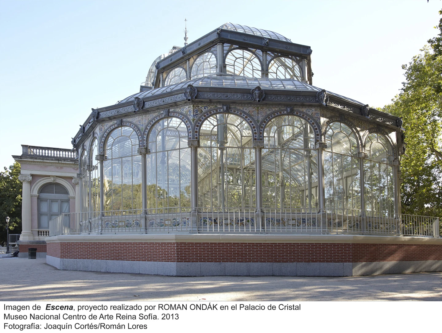 Imagen de Escena, proyecto realizado por Roman Ondák en el Palacio de Cristal. Museo Nacional Centro de Arte Reina Sofía, 2013. Fotografía: Joaquín Cortés/Román Lores