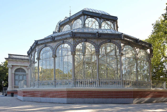 Imagen de  Escena, proyecto realizado por Roman Ondák en el Palacio de Cristal. Museo Nacional Centro de Arte Reina Sofía, 2013. Fotografía: Joaquín Cortés/Román Lores