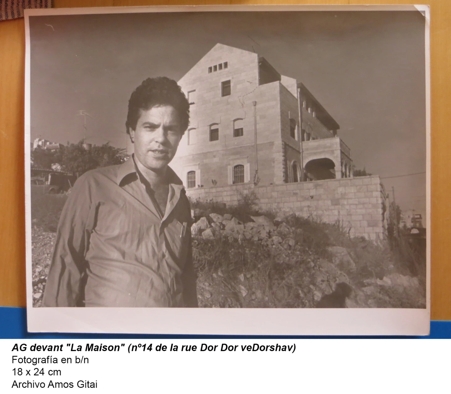 Amos Gitai devant &quot;La Maison&quot; (nº14 de la rue Dor Dor veDorshav)