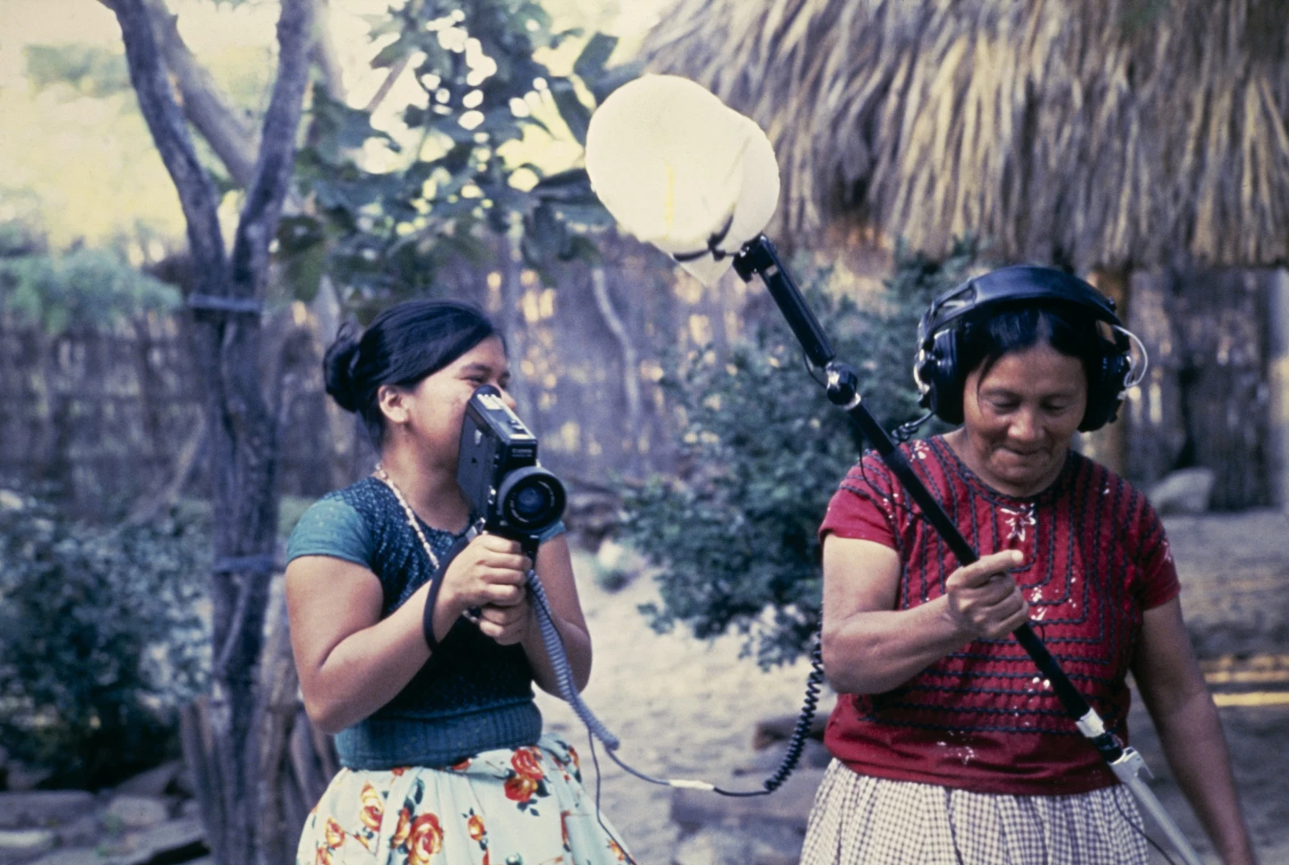Elvira Palafox y Guadalupe Escandón durante el Primer Taller de Cine Indígena del Instituto Nacional Indigenista. D.R. © Alberto Becerril, 1985, Instituto Nacional de los Pueblos Indígenas.