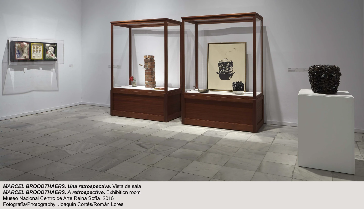  Vista de sala de la exposición Marcel Broodthaers. Una retrospectiva