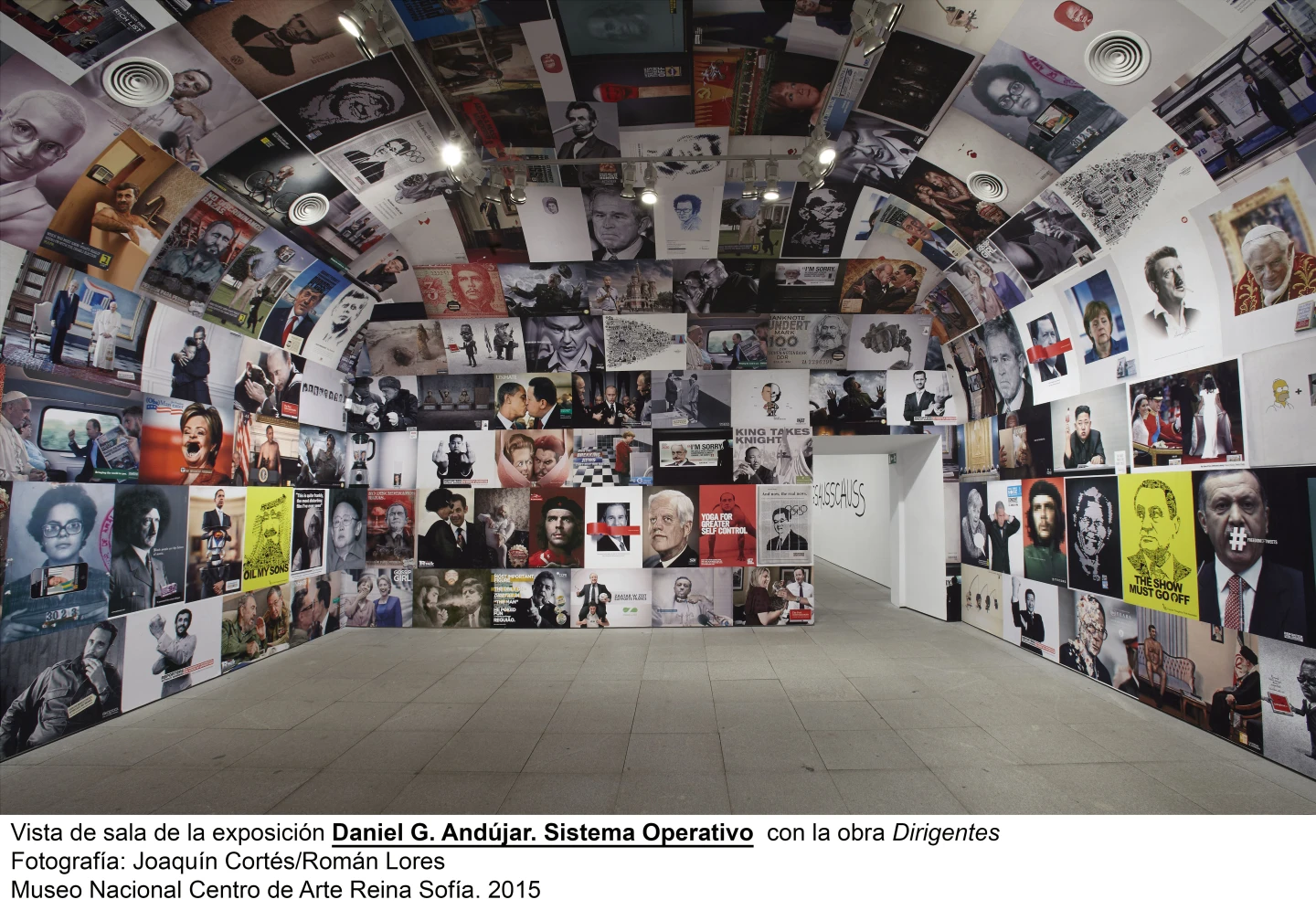 Vista de sala de la exposición Sistema Operativo, de Daniel G. Andújar, con la obra Dirigentes. Fotografía: Joaquín Cortés/Román Lores. Museo Nacional Reina Sofía, 2015.