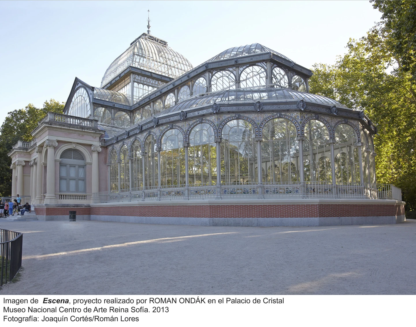 Imagen de Escena, proyecto realizado por Roman Ondák en el Palacio de Cristal. Museo Nacional Centro de Arte Reina Sofía, 2013. Fotografía: Joaquín Cortés/Román Lores