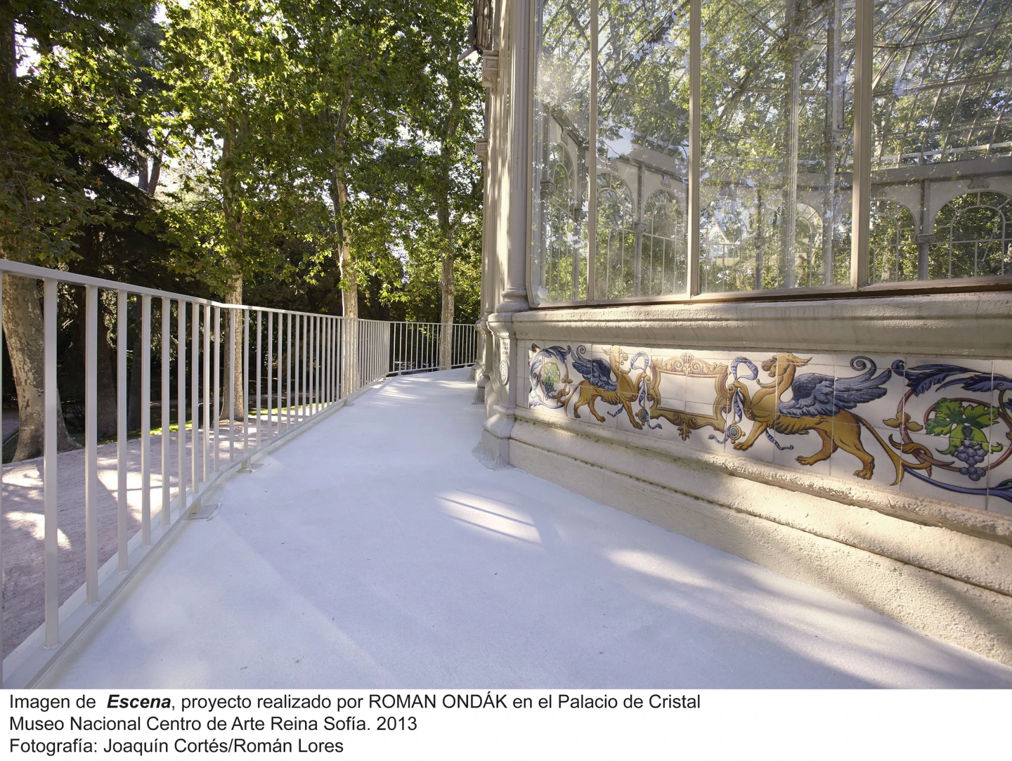 Imagen de Escena, proyecto realizado por Roman Ondák en el Palacio de Cristal. Museo Nacional Centro de Arte Reina Sofía, 2013. Fotografía: Joaquín Cortés/Román Lores
