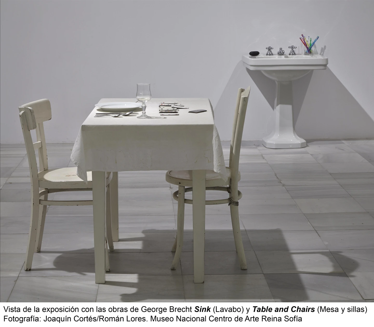 George Brecht, Sink (Lavabo), 1963 / George Brecht, Table and Chairs (Mesa y sillas), 1962-1963