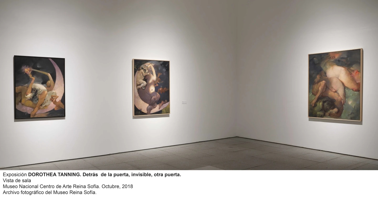 Vista de sala de la exposición Dorothea Tanning. Detrás de la puerta, invisible, otra puerta