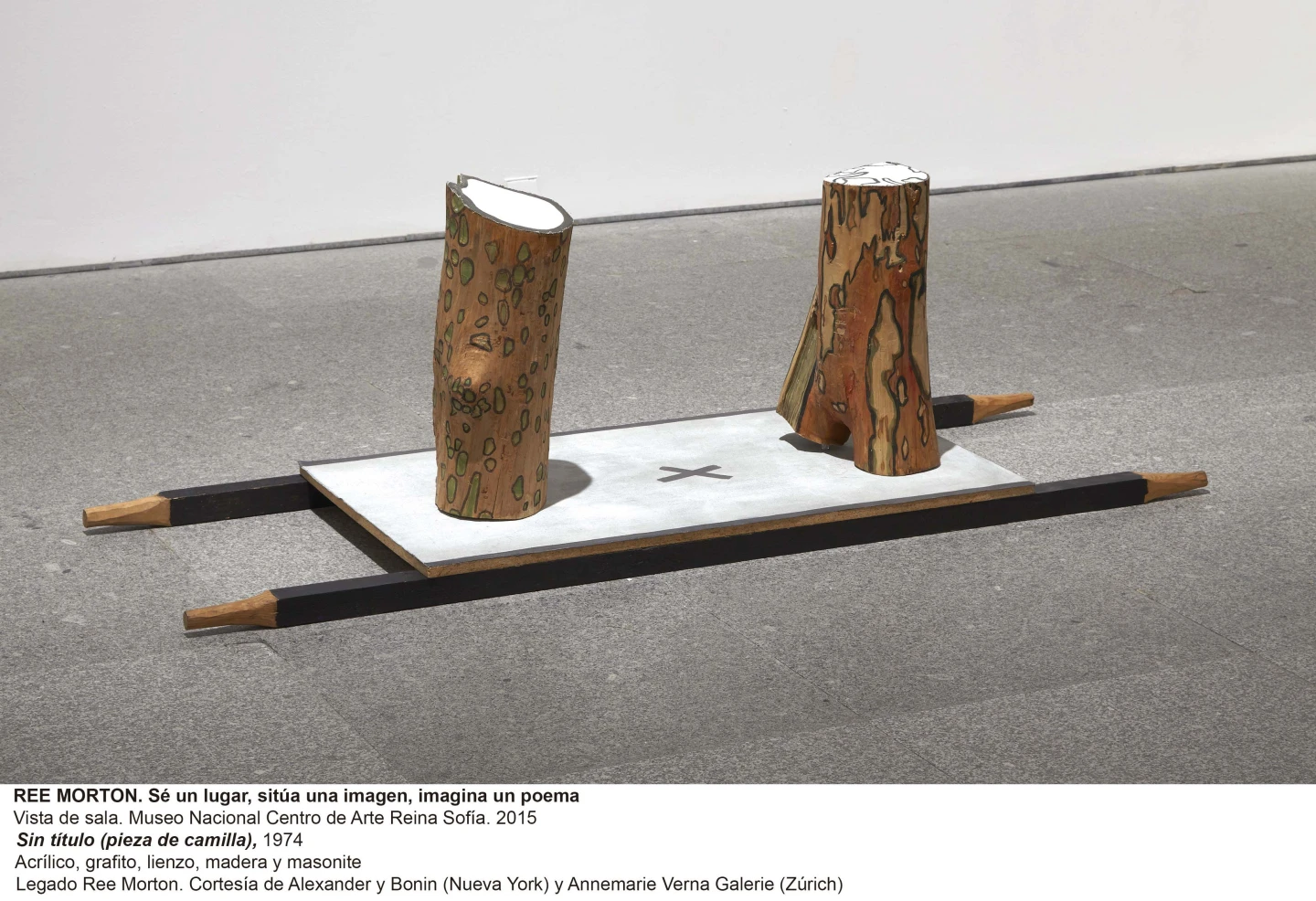 Vista de la exposición sobre Ree Morton Sin título, (pieza de camilla), 1974 