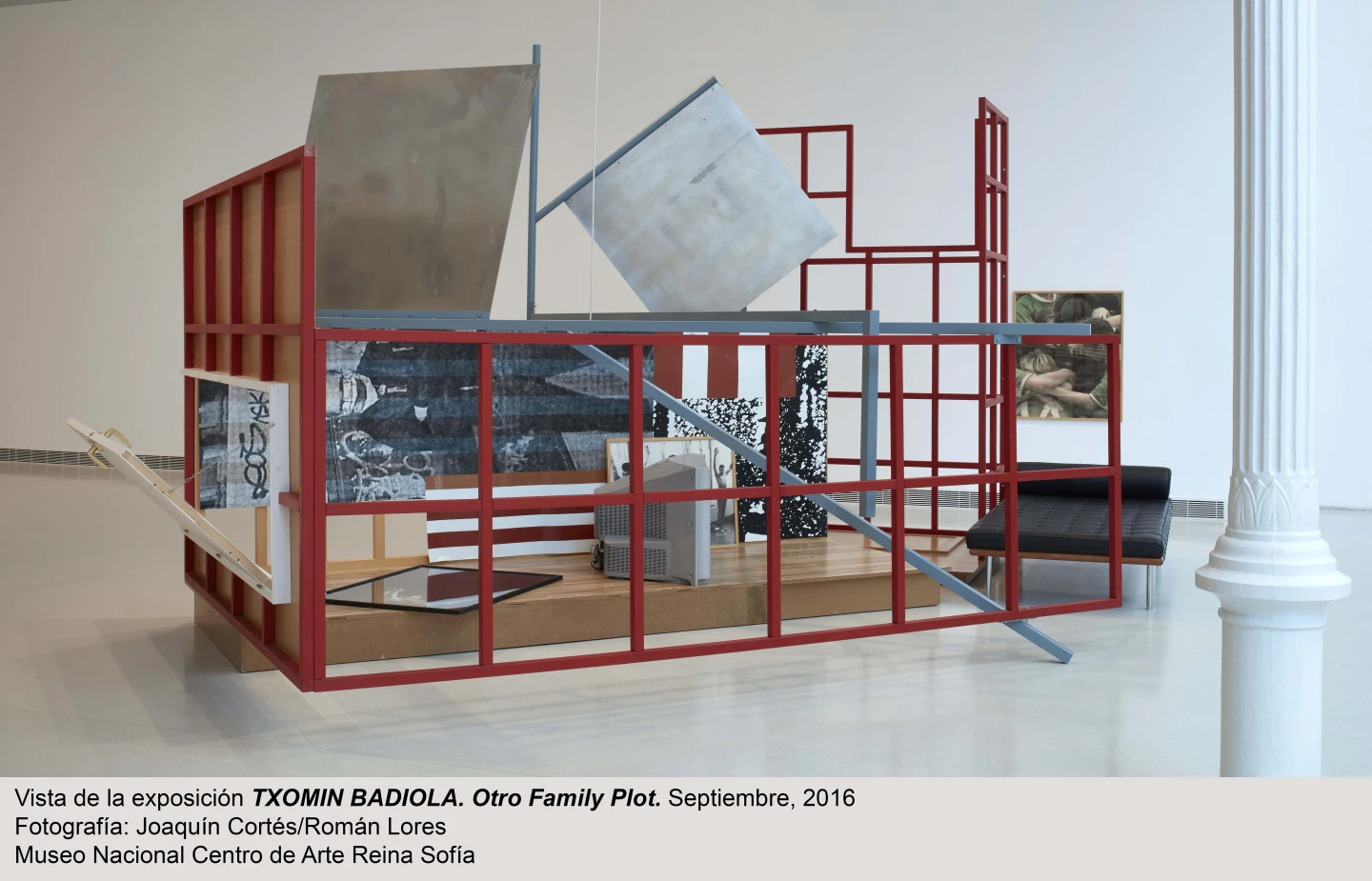 Vista de sala de la exposición Otro Family Plot, de Txomin Badiola.