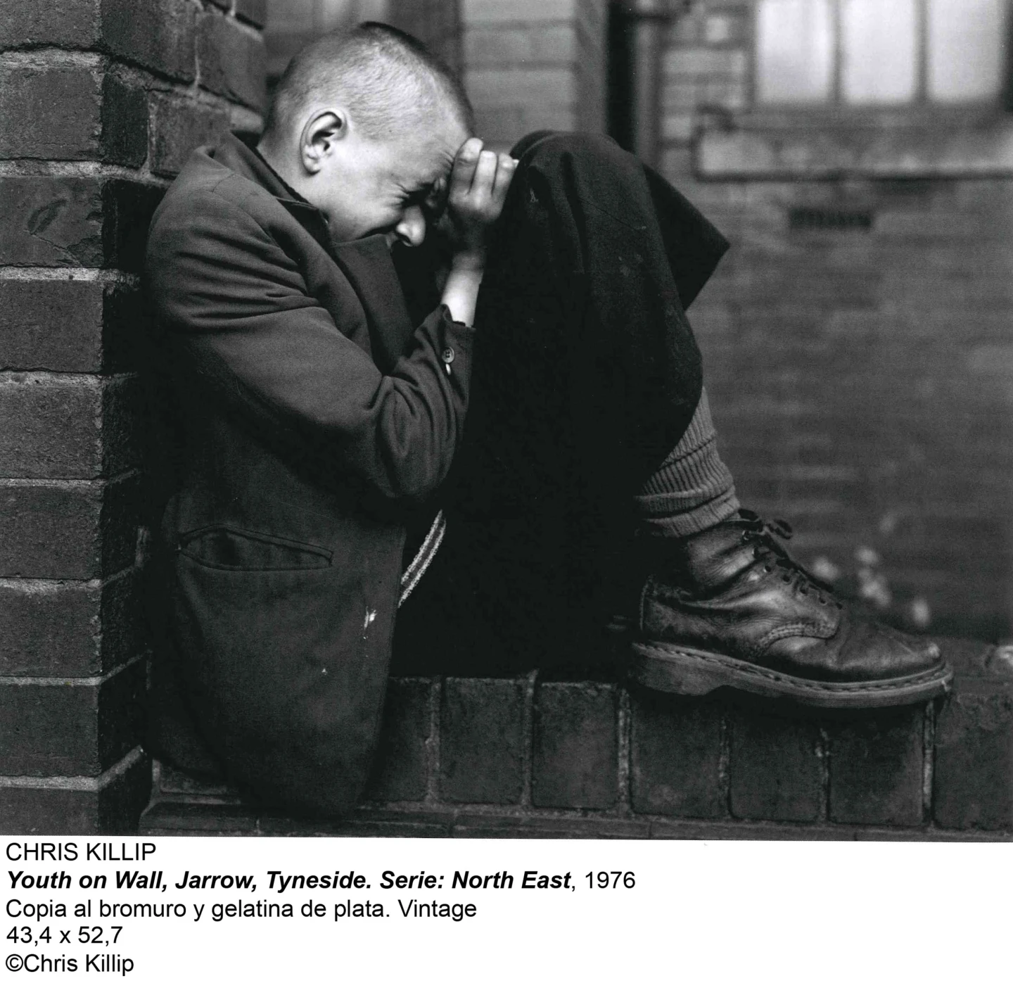 Chris Killip, Youth on Wall, Jarrow, Tyneside. Serie: North East, 1976. Silver bromide gelatin copy. Vintage. 43,4 x 52,7 cm. © Chris Killip