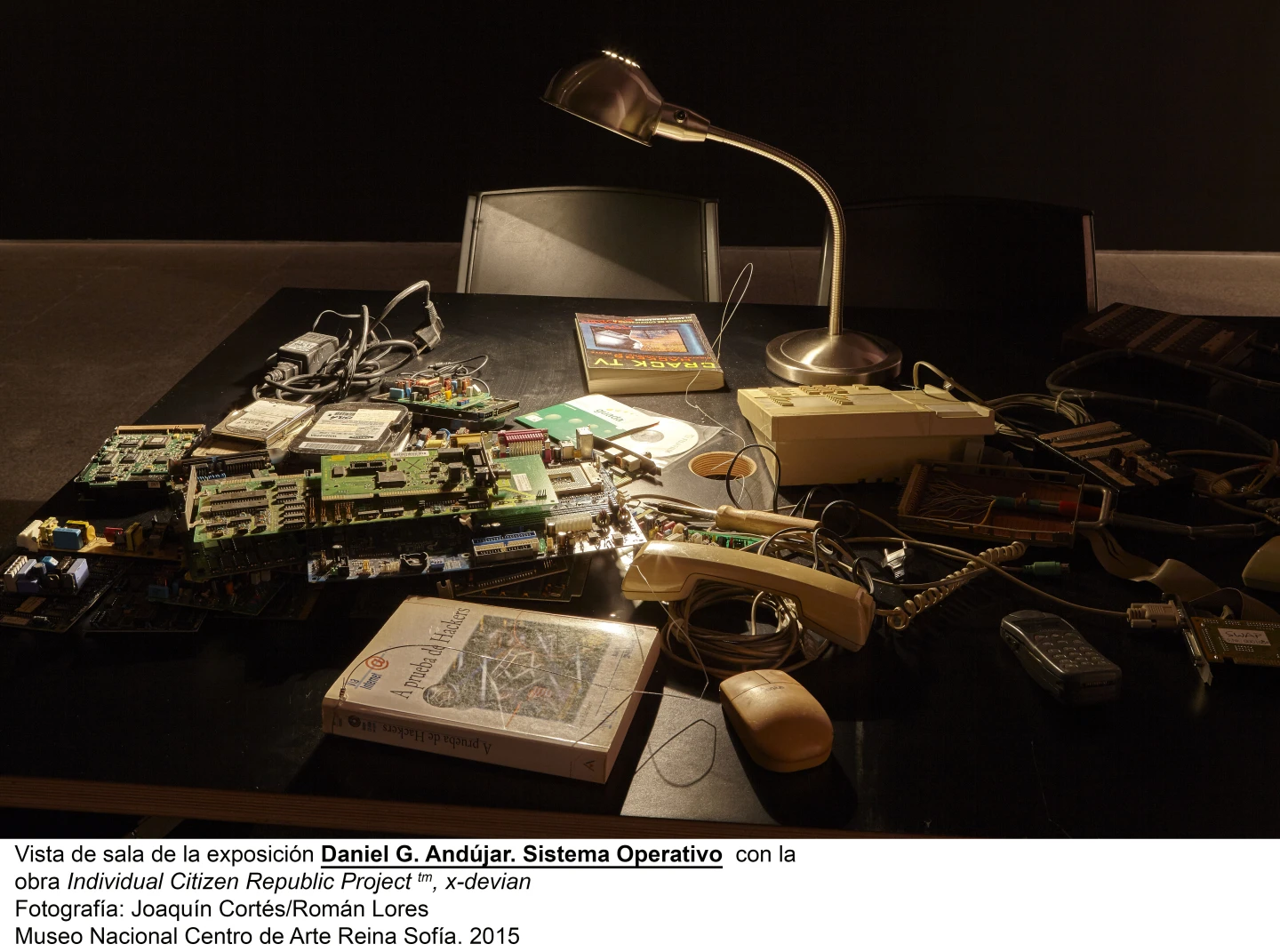 Vista de sala de la exposición Sistema Operativo, de Daniel G. Andújar, con la obra Individual Citizen Republic Project. Fotografía: Joaquín Cortés/Román Lores. Museo Nacional Reina Sofía, 2015