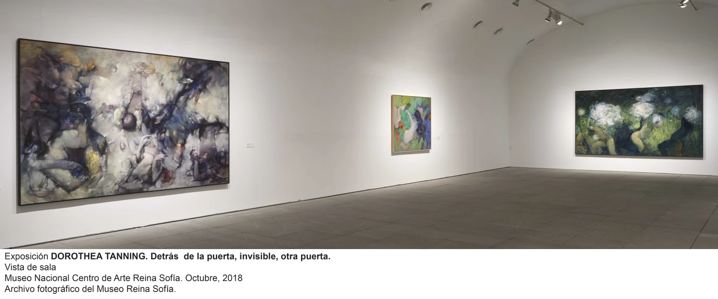 Vista de sala de la exposición Dorothea Tanning. Detrás de la puerta, invisible, otra puerta