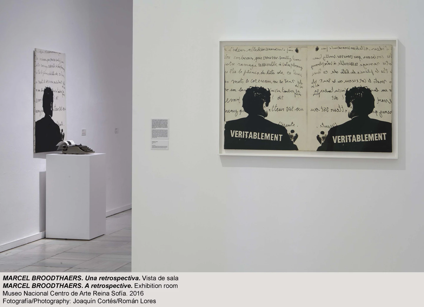 Vista de sala de la exposición Marcel Broodthaers. Una retrospectiva