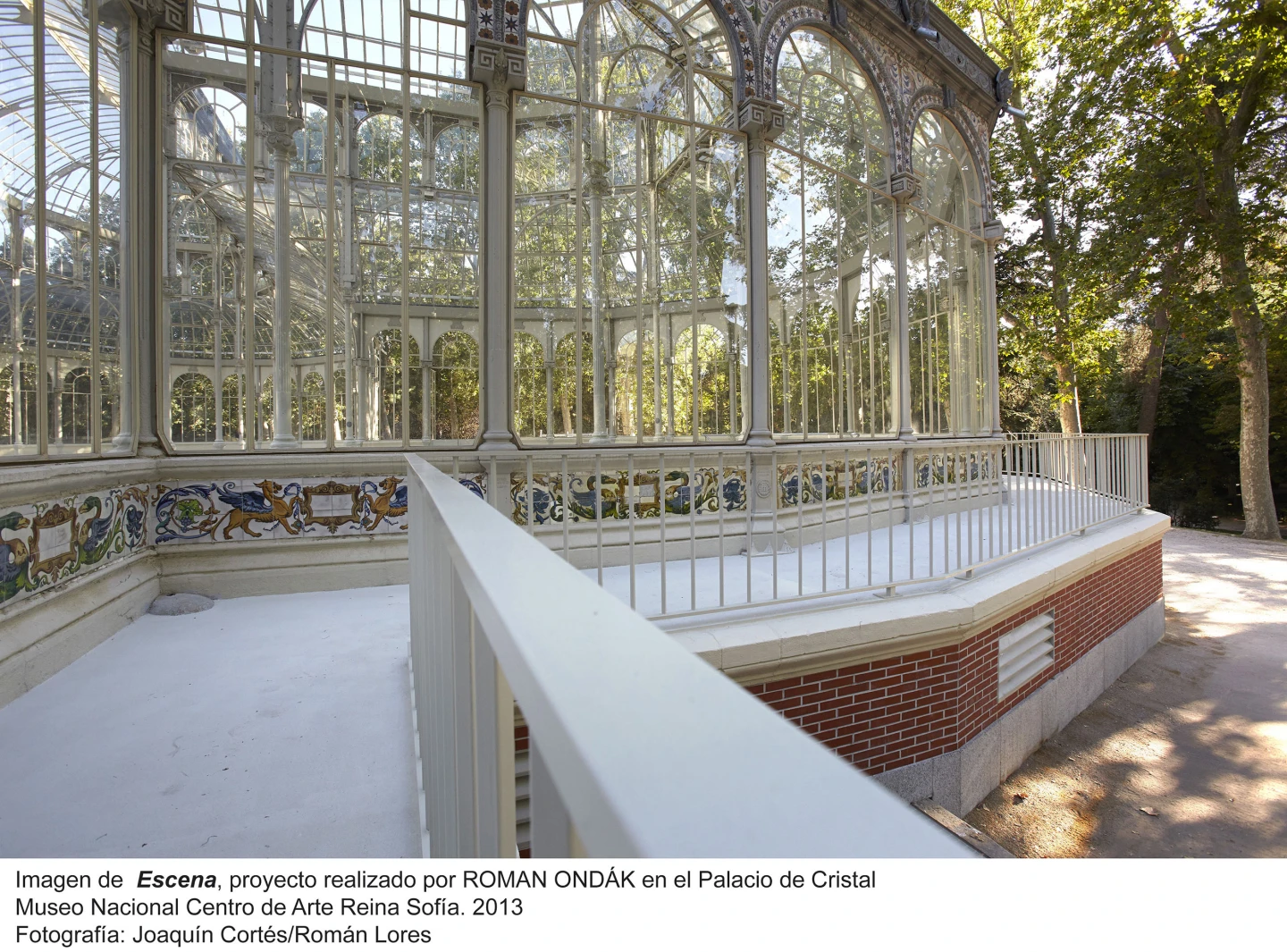 Imagen de Escena, proyecto realizado por Roman Ondák en el Palacio de Cristal. Museo Nacional Centro de Arte Reina Sofía, 2013. Fotografía: Joaquín Cortés/Román Lores