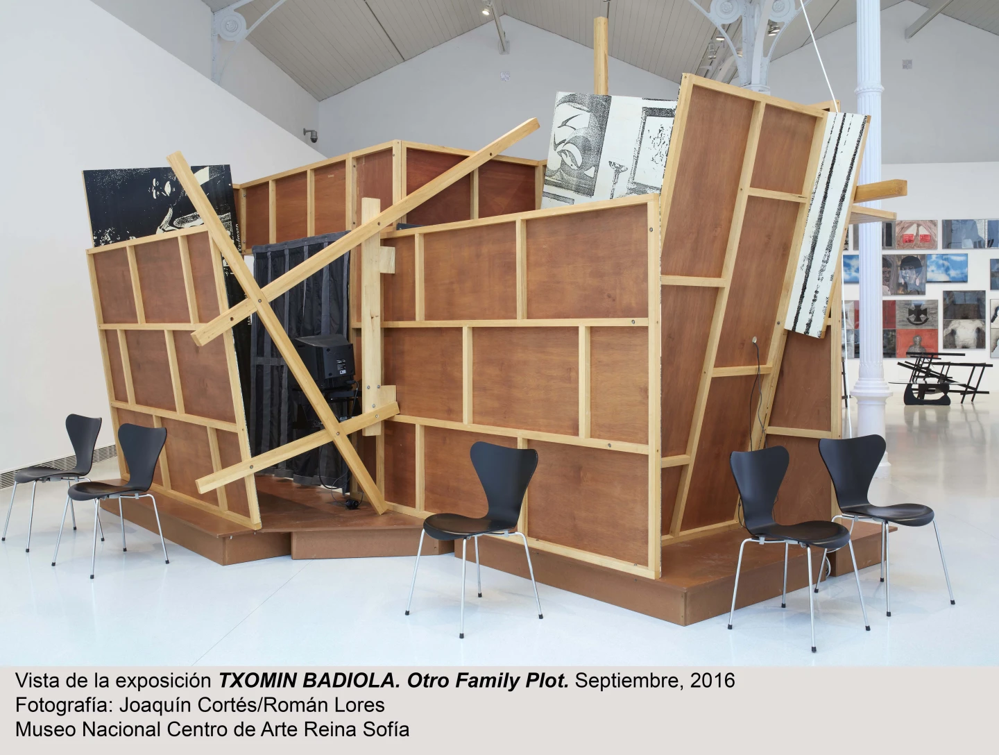 Vista de sala de la exposición Otro Family Plot, de Txomin Badiola.